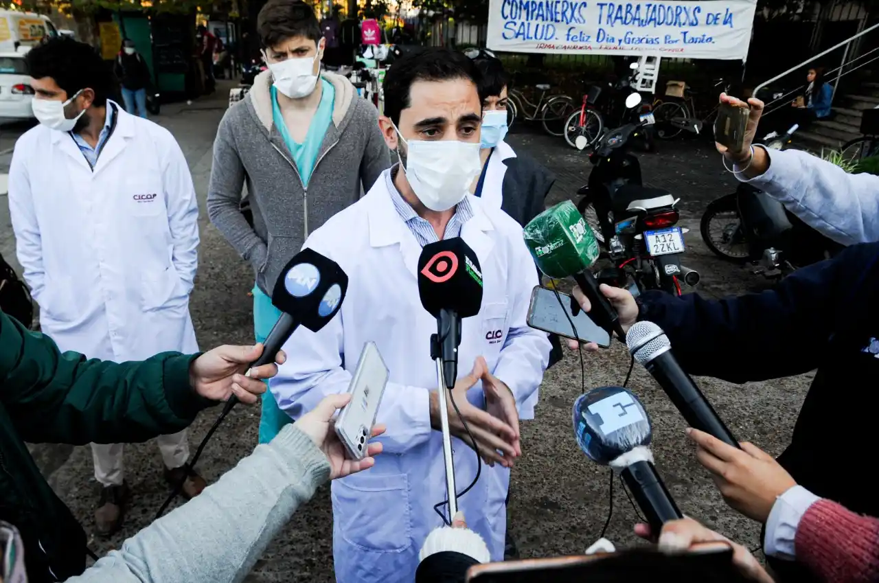 En la segunda jornada de paro, los médicos bonaerenses instalan una “carpa sanitaria” frente al Congreso