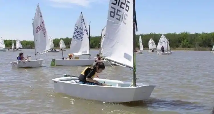 Náutico organiza un encuentro de escuelitas de optimist con más de 320 inscriptos.