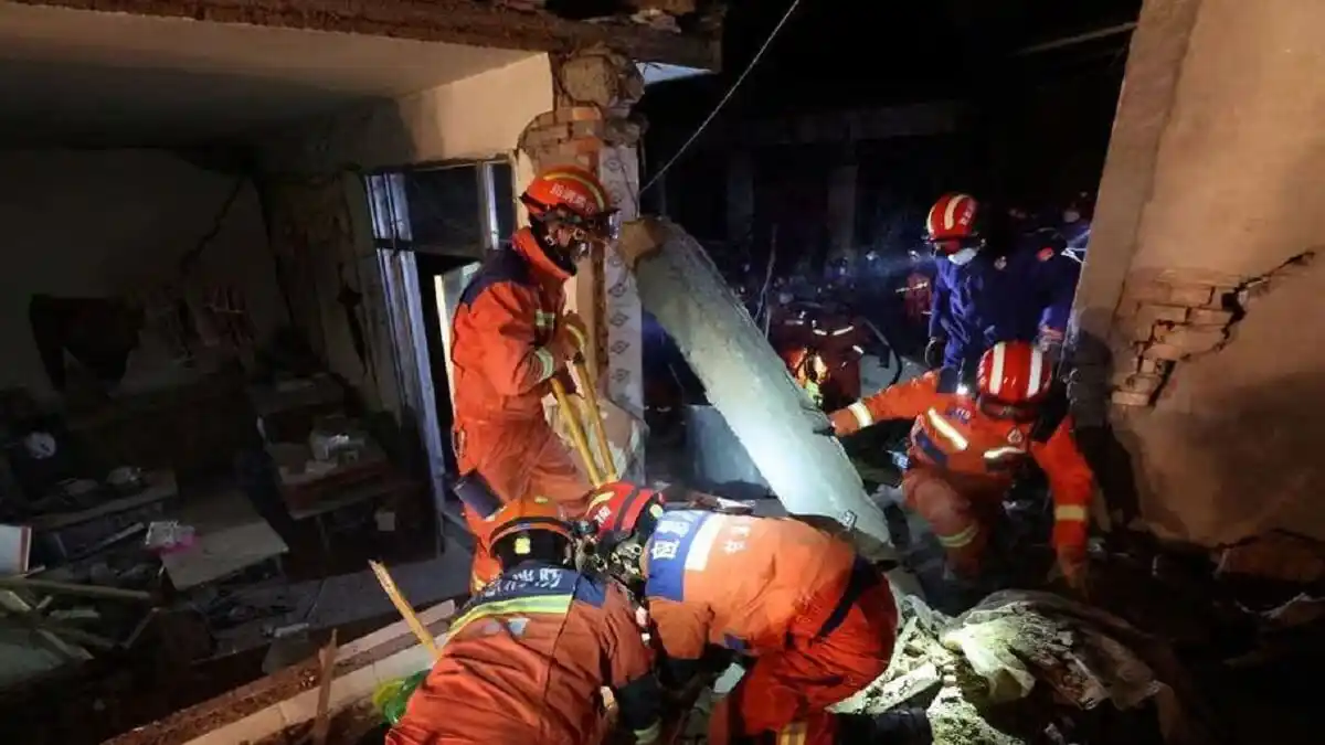 VAN 127 muertos por devastador terremoto en China: aún buscan sobrevivientes