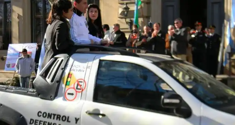 Silvio Velo encabezó el desfile  por los 106 años de la declaración de San Pedro ciudad