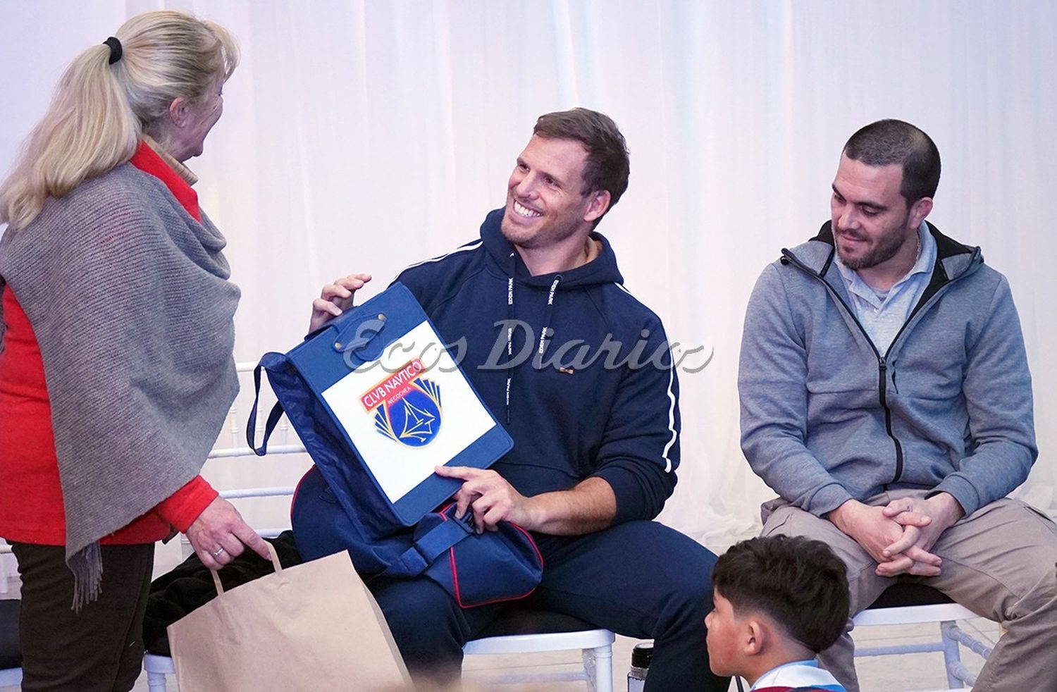 Entrega de un presente. Del Club Náutico para Facundo Bosch