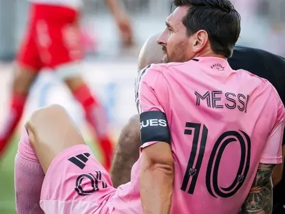 Messi pidió el cambio por una molestia en la pierna derecha.Foto:AP