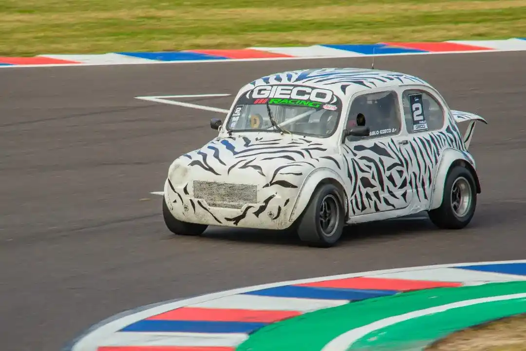 El piloto de Frontera, Pablo Gieco, con su Fiat 600 a rayas