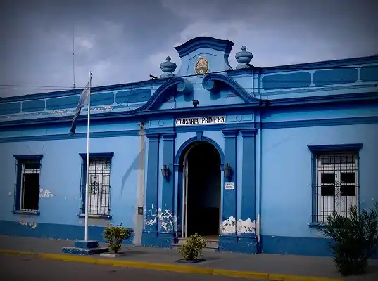 Un adolescente robó 6 celulares y otros rompieron vidrios en la escuela Rocamora