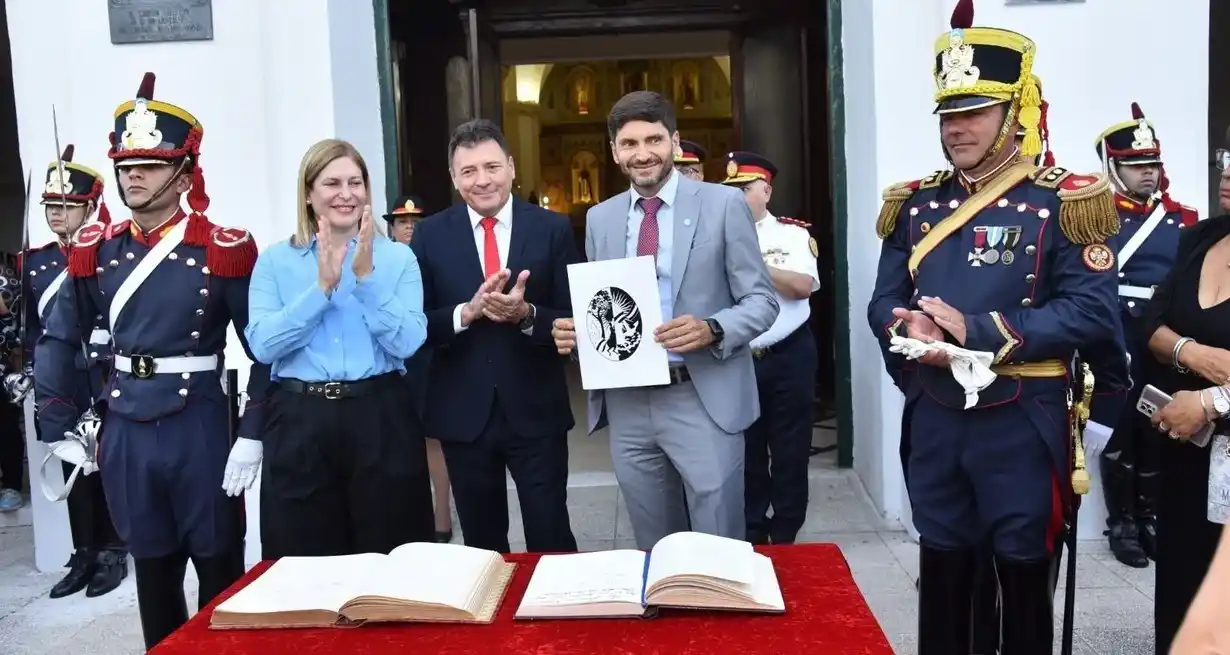 El gobernador estuvo acompañado por Gisela Scaglia y Leonardo Raimundo. Foto: Gobierno de Santa Fe