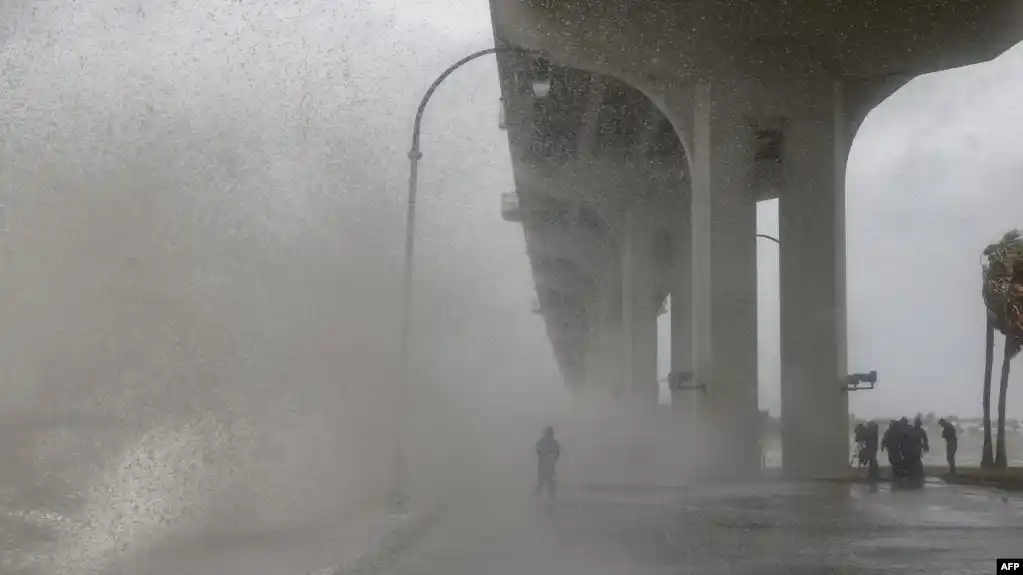 El huracán Dorian azota la costa de Florida tras dejar siete muertos en Bahamas