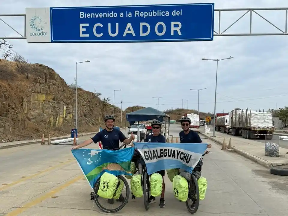 Los biciviajeros cruzaron una nueva frontera en su ruta camino al Mundial 2026