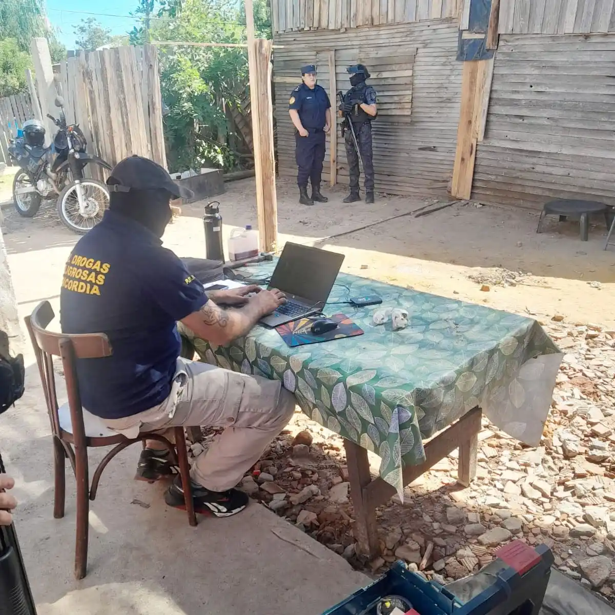 Allanamiento positivo con secuestro de cocaína, marihuana y tres detenidos