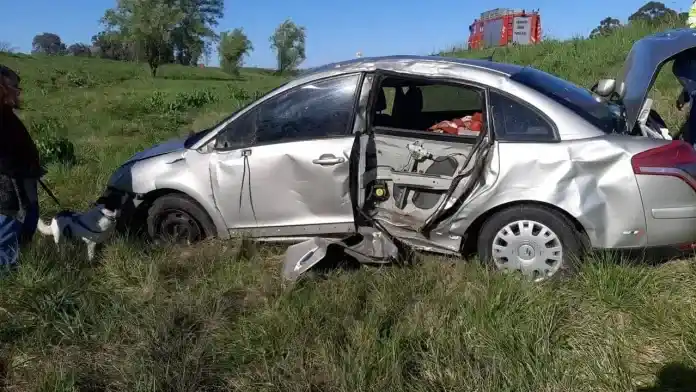 Un auto despistó y volcó sobre el cantero central de la Autovía 14