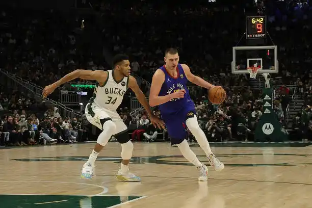 Duelo de figuras, Jokic ante Antetokounmpo.