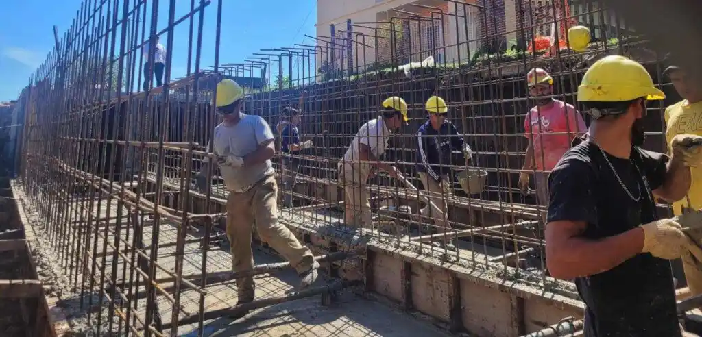 Fabián Menescardi recorrió la obra de calle Hernandarias