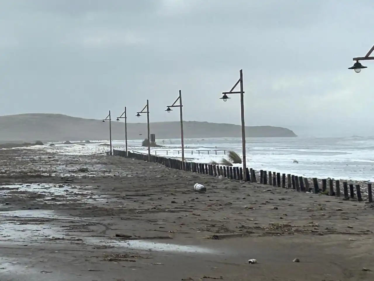 La fuerte crecida del mar llenó de piedras y arena la costanera
GENTILEZA DE JULIAN PEREZ