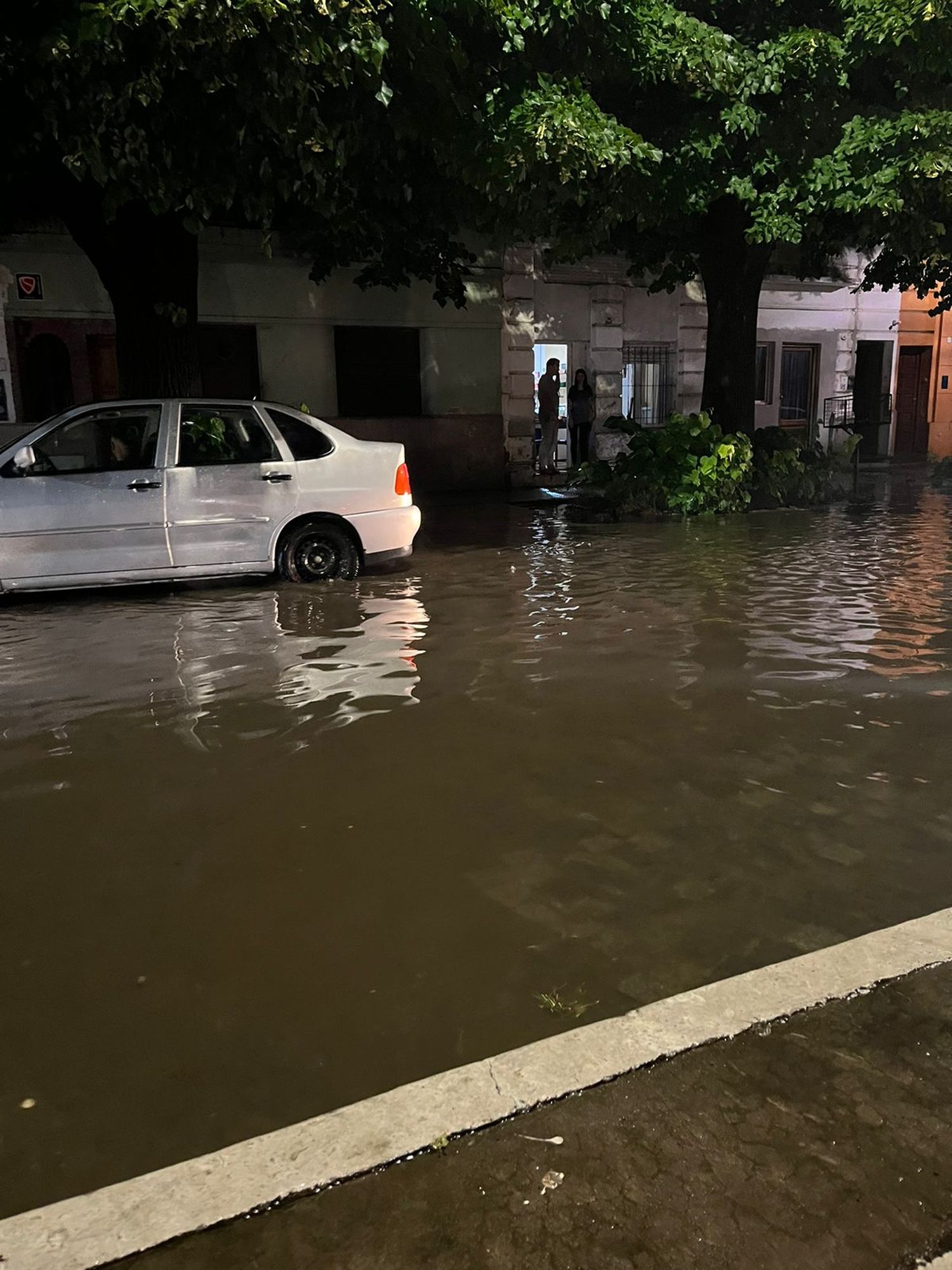 Dos familias evacuadas y decenas de pedidos de auxilio por el temporal en Tandil