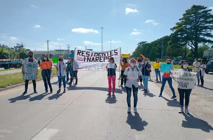 Corte y reclamo de médicos residentes del Inareps por salarios adeudados