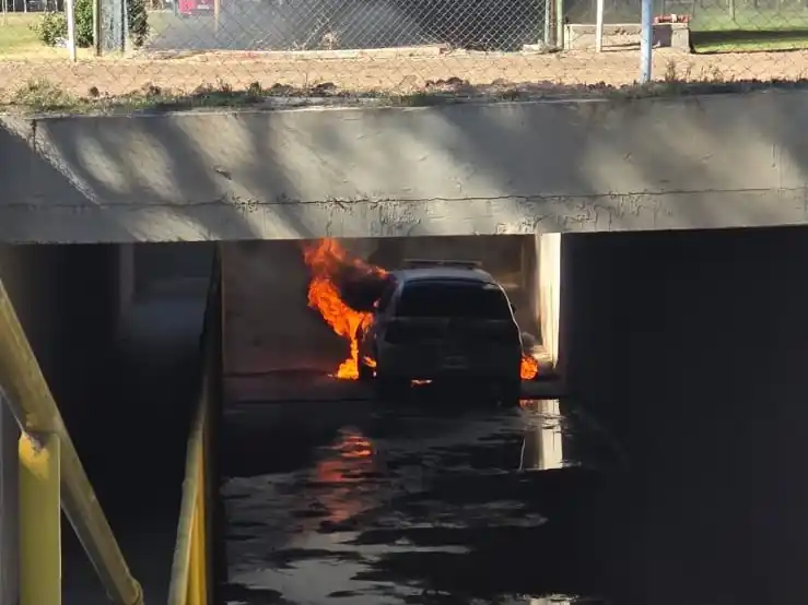 El auto envuelto en llamas.