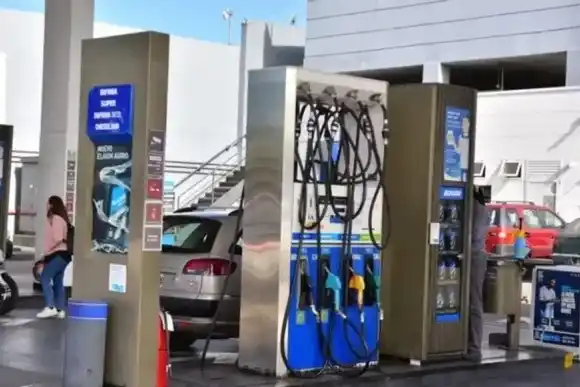 Se metió al baño de mujeres, pasó el celular por debajo de una puerta y fotografió a una mujer