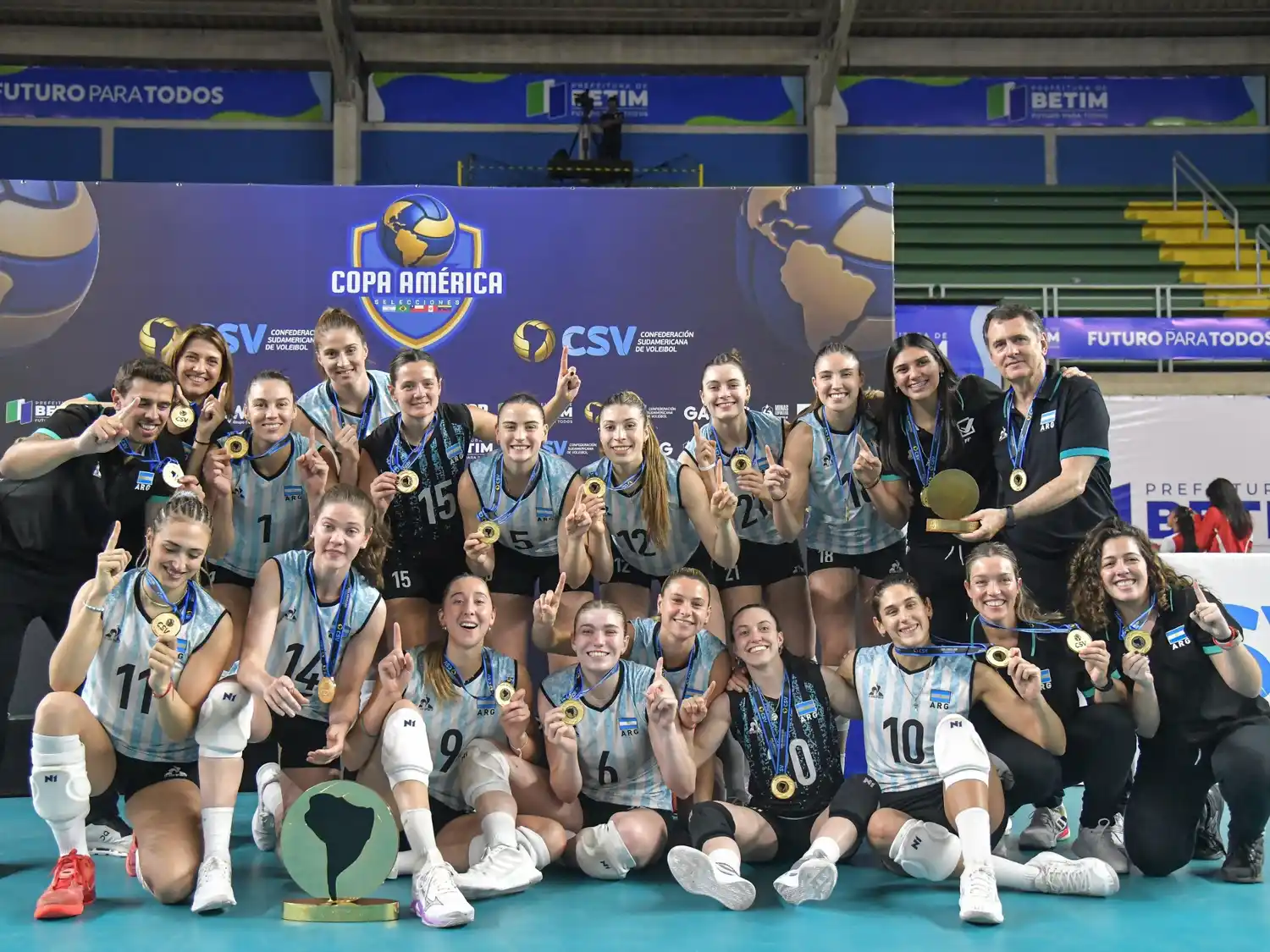 El plantel argentino tras la consagración en Betim, Brasil.