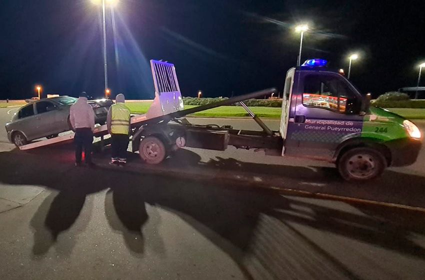 Pasaba semáforos en rojo a alta velocidad y quiso "coimear" a la policía
