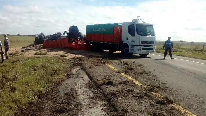 Un camión volcó su acoplado en la ruta 14