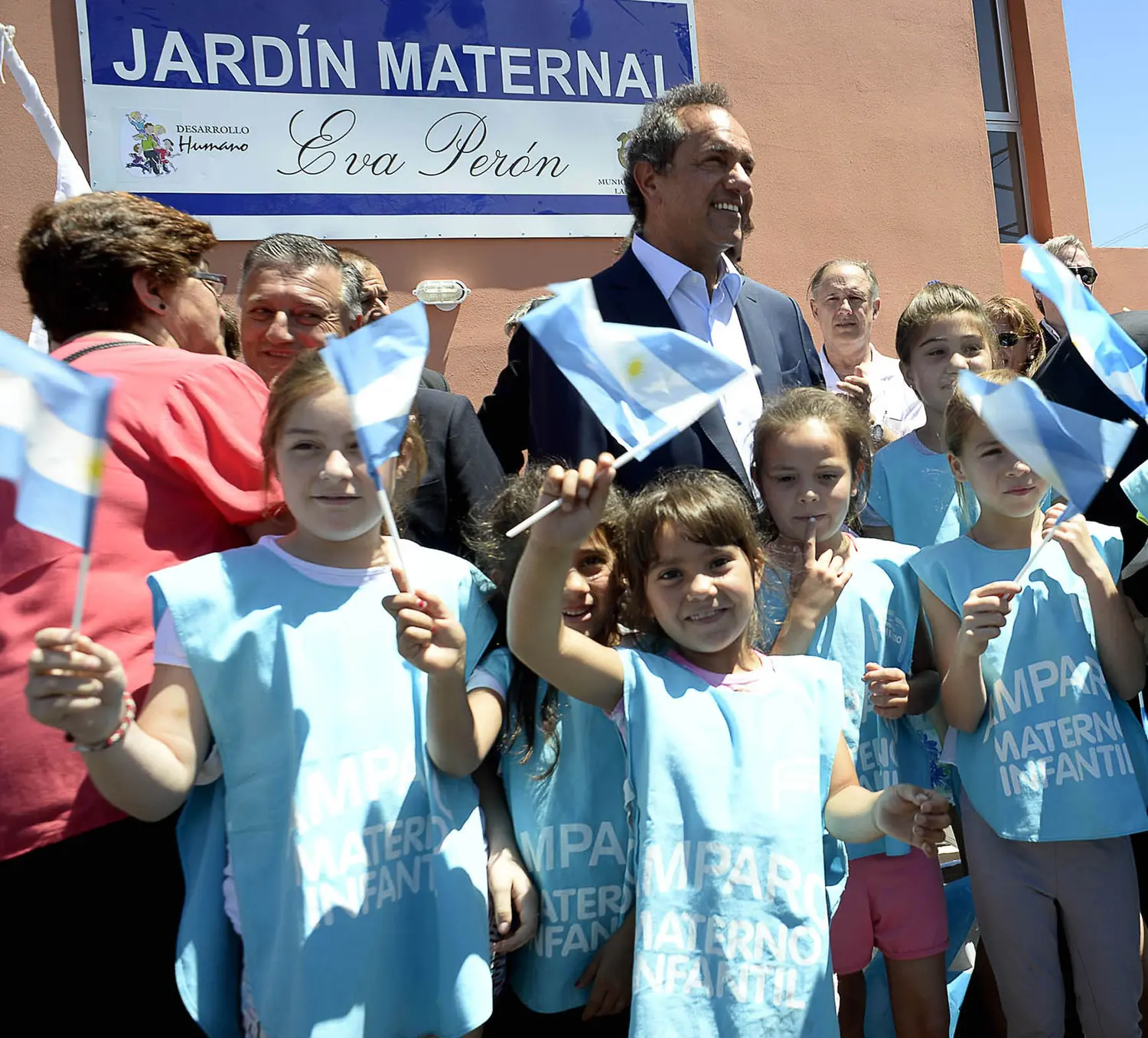 Las Flores: Scioli inauguró un jardín maternal y entregó becas y escrituras