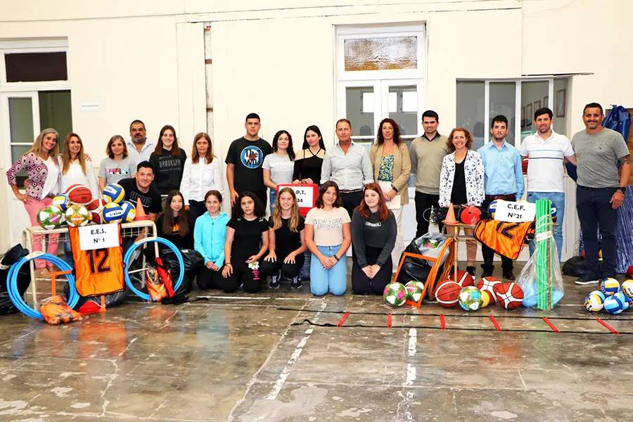 Entregaron materiales deportivos a instituciones de San Cayetano