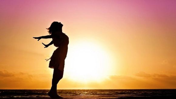 MÁS TIEMPO Y MENOS DINERO: el gran secreto de la felicidad