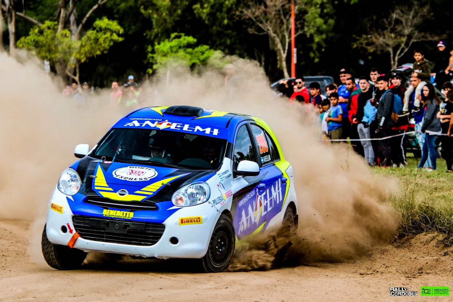 Ignacio Anselmi junto a su hermano Thomas con el Nissan March