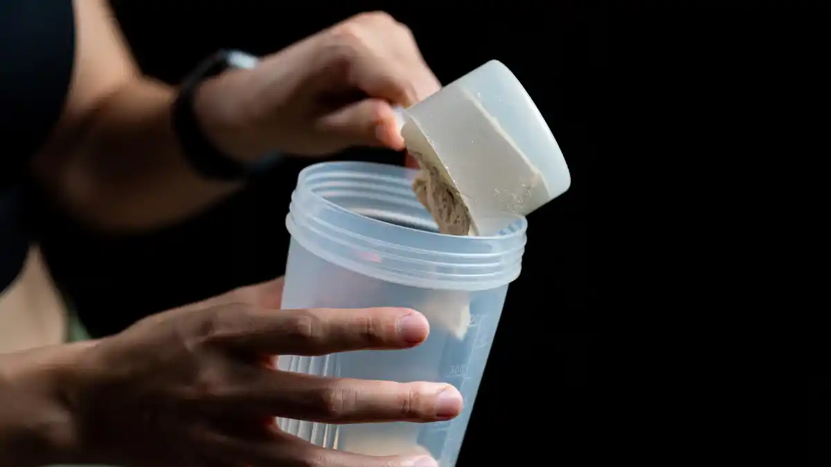 La creatina gana terreno fuera del gimnasio y comienza a ser considerada una aliada para la memoria, la fuerza en la vejez y el bienestar integral/ DeporteGlam