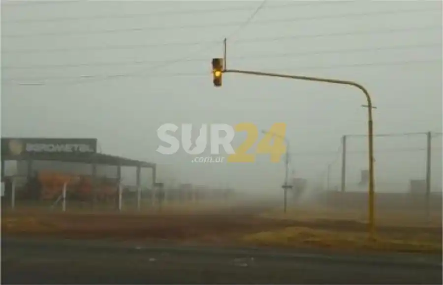 Firmat: por la poca visibilidad, dejan intermitentes los semáforos de ruta 33  