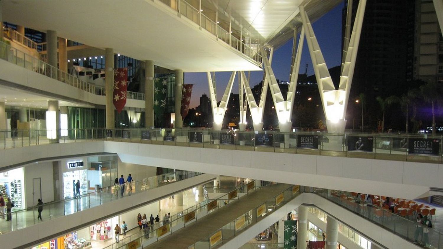 Joven de 25 años se lanza al vacío en centro comercial de Los Dos Caminos