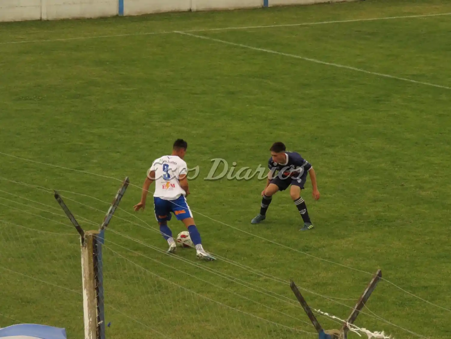 David Moreno con dominio de balón, ante la marca de Elio Quiroga