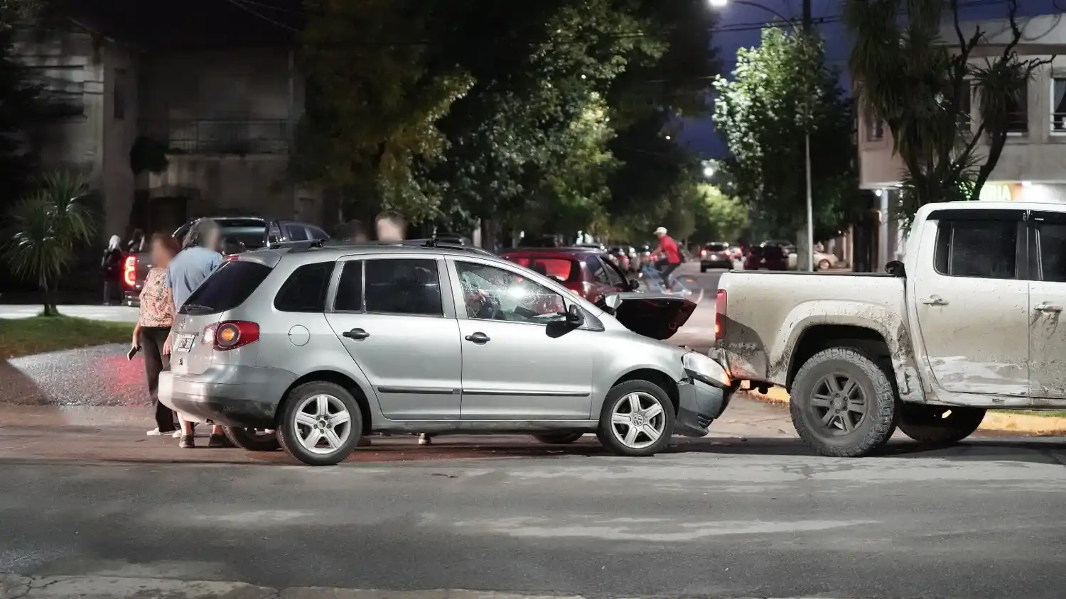 Choque entre dos vehículos en plena avenida 59, hace instantes, pero sin lesionados, según se indicó en el lugar