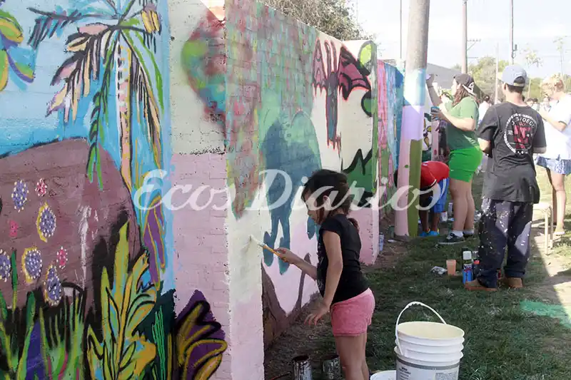 Con ayuda de grafiteros, chicos pintaron un mural