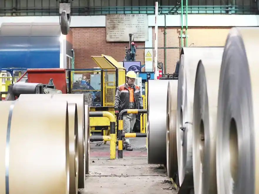 La industria cayó 5,6% en octubre por la contracción del sector automotor