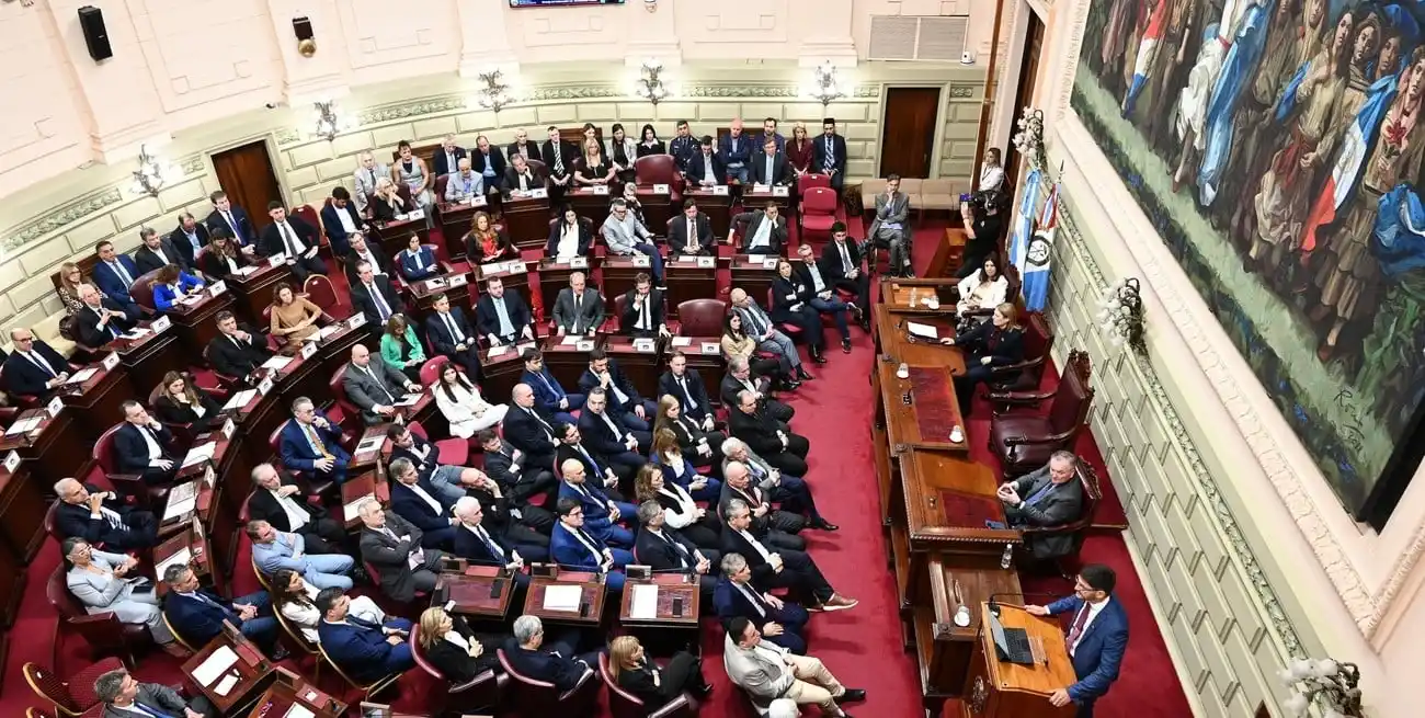 El gobernador y su mensaje, directo de una pantalla a un auditorio compuesto por los legisladores provinciales y varios nacionales por Santa Fe, convencionales electos e invitados especiales. Reformar fue el eje de su segundo año de gestión. Flavio Raina