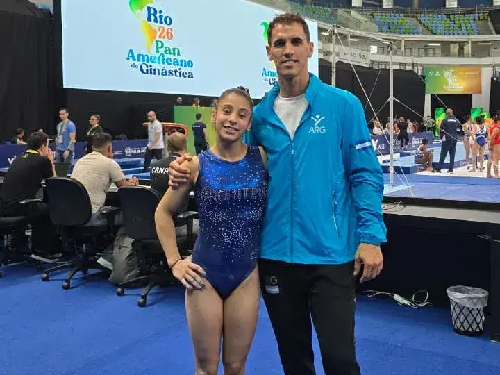 Emi Acosta junto a su entrenador Victor INgaramo.