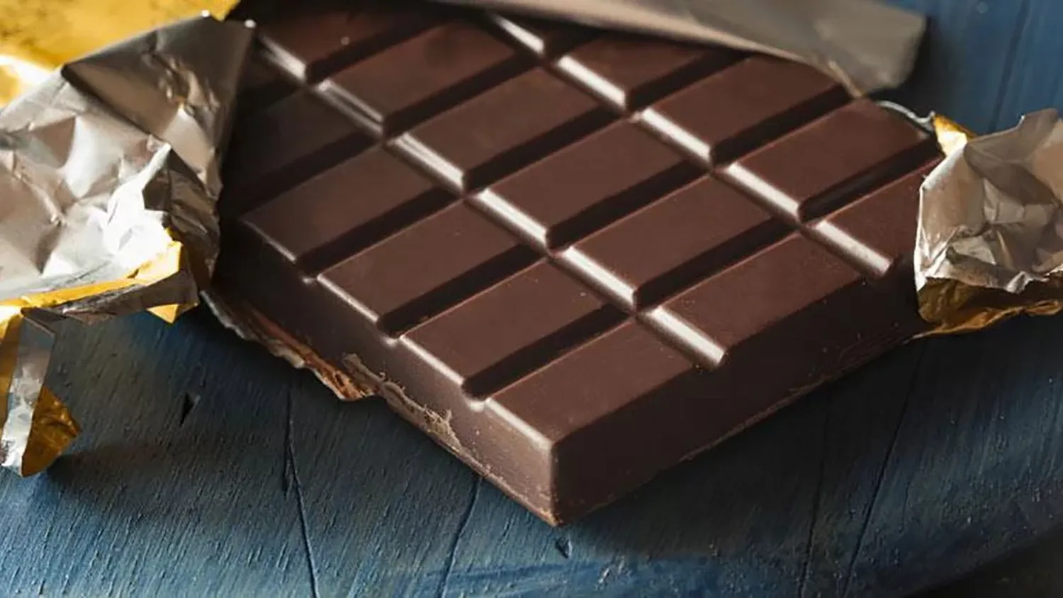 Comía un chocolate y se llevó una desagradable sorpresa