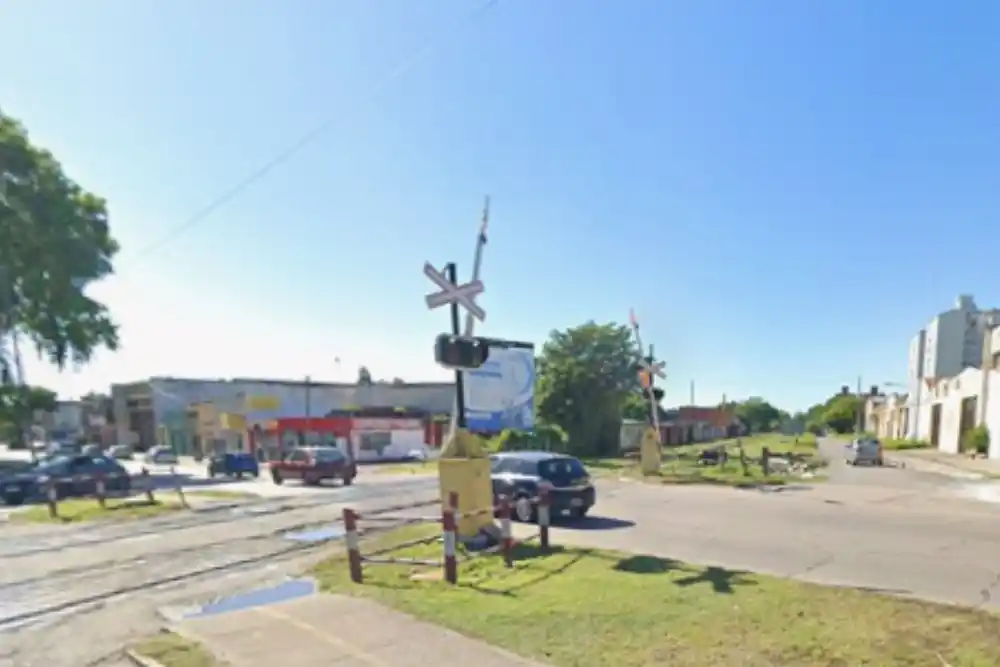 Murió un peatón que cruzó las vías con la barrera baja y fue atropellado por un tren en zona sur.