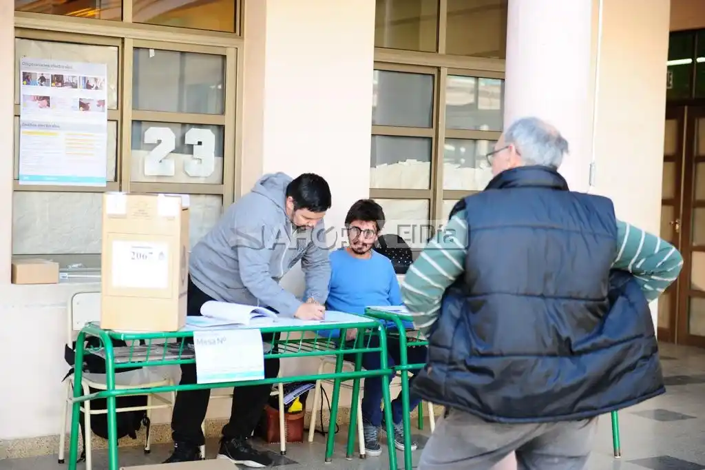 Cuántos gualeguaychuense votaron y cuál es el momento del día en que prefieren acercarse a las escuelas