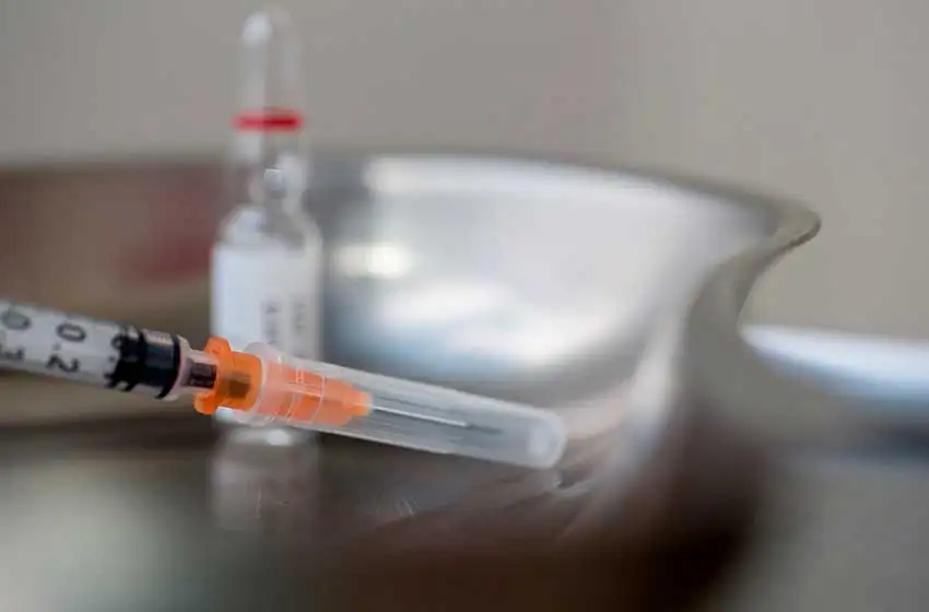 ¿Obligatoria o voluntaria? Las contradicciones entre la Nación y la Provincia sobre la vacuna contra el coronavirus