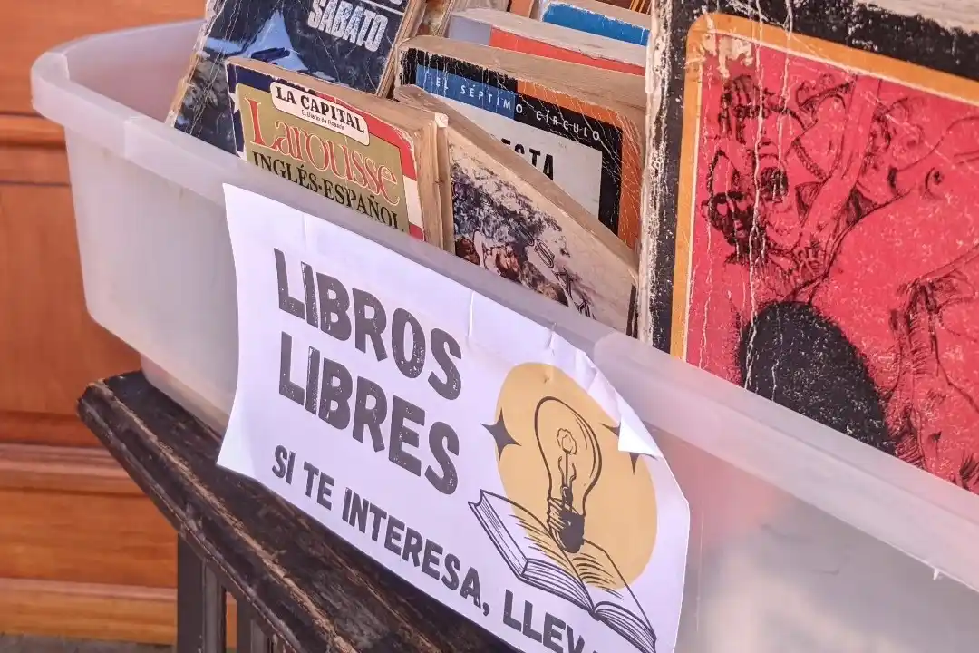 la caja de libros libres estará disponible este viernes 20 de 13:00 a 19:00 en las puertas de la Biblioteca