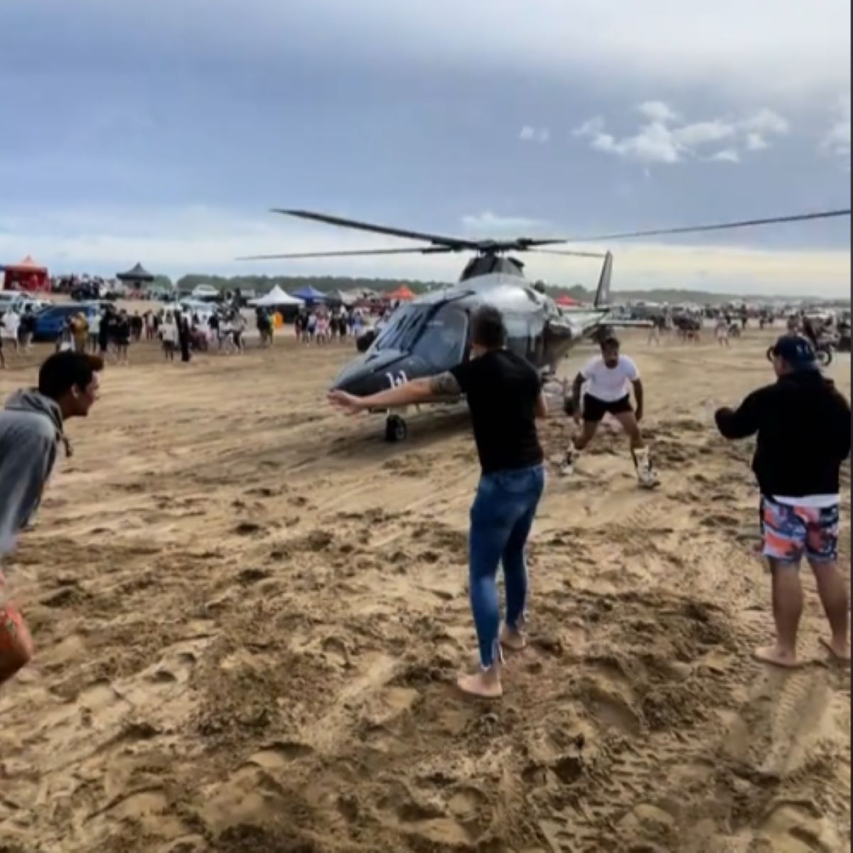 Inhabilitan al piloto del helicóptero que aterrizó sin autorización en una playa de Pinamar