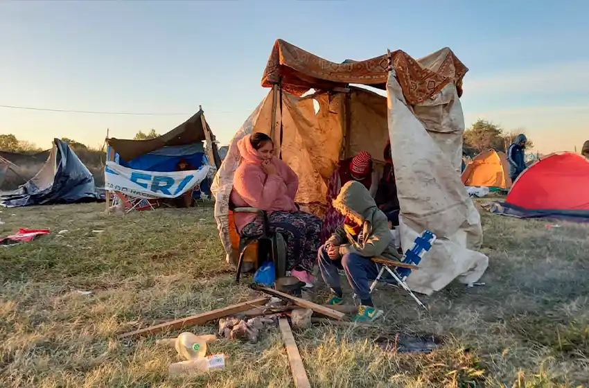 Luego del violento desalojo, volvieron a tomar las tierras en Circunvalación y Maradona: «Nos vamos a quedar hasta que nos den respuestas»