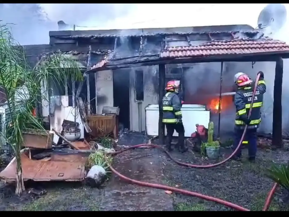 Si bien no se reportaron personas heridas, las pérdidas materiales fueron totales.