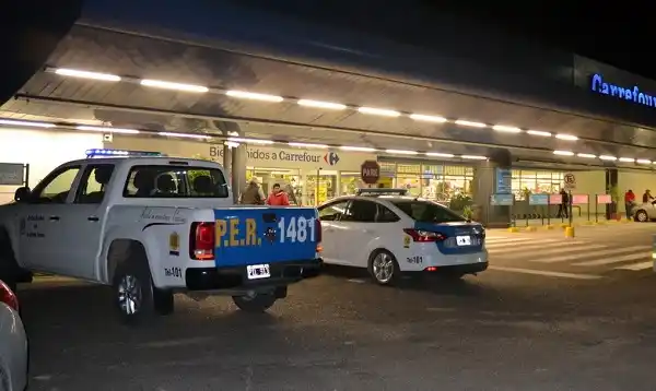 Tres menores robaban ropa de un súper, pero sonaron las alarmas
