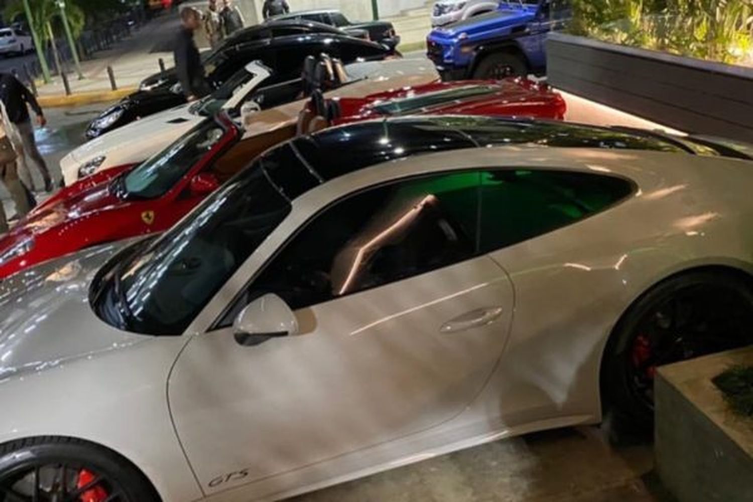 Usuarios de Twitter INDIGNADOS por la apertura de un concesionario de la Ferrari en Caracas