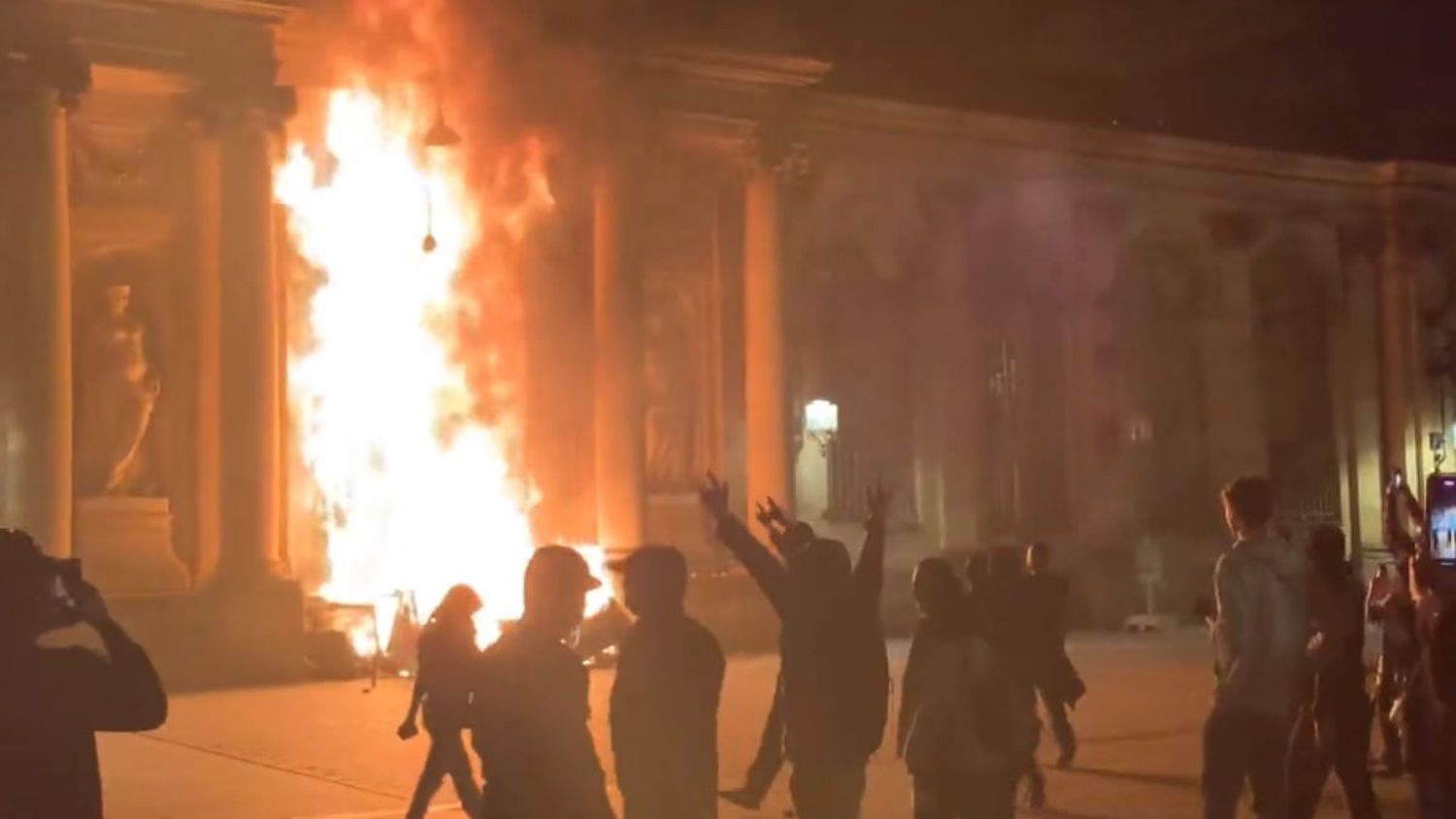 Más de un millón de personas protestan en Francia: 80 DETENIDOS Y 123 POLICÍAS HERIDOS