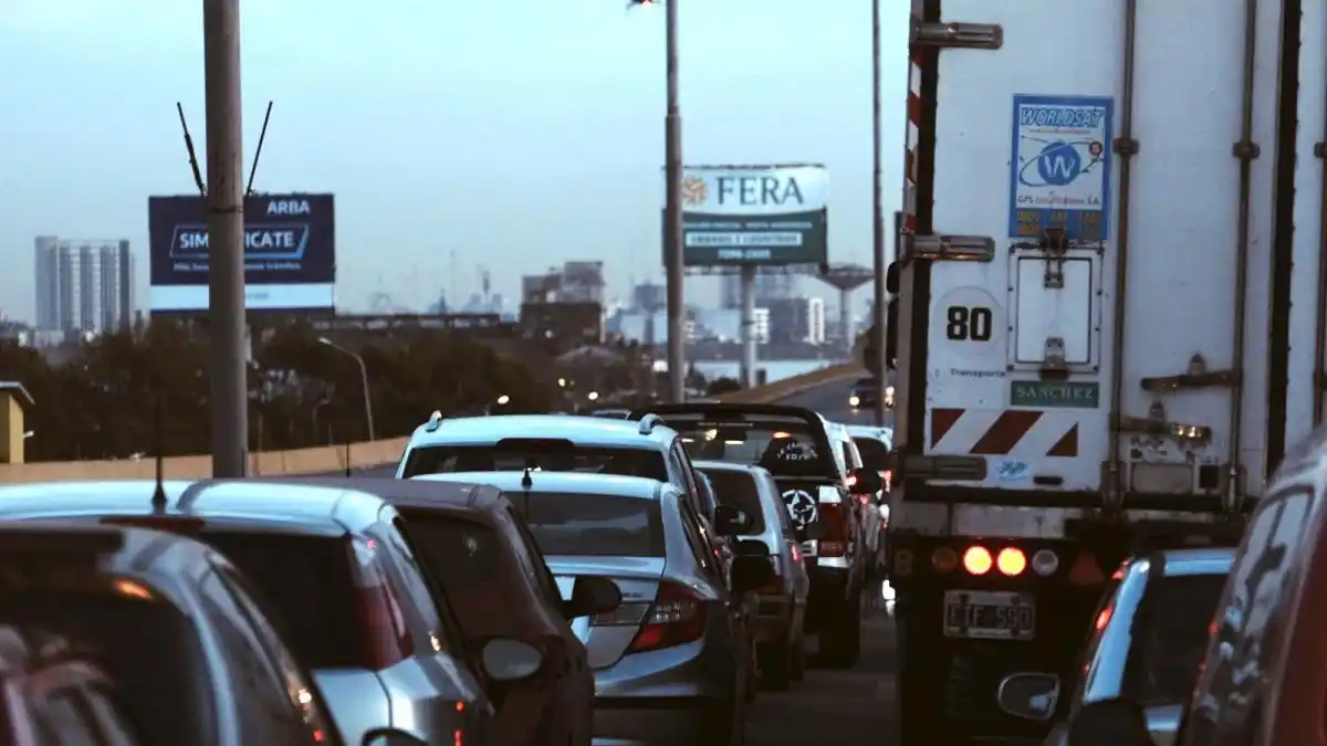 Transportistas turísticos levantaron el corte en la autopista Buenos Aires-La Plata