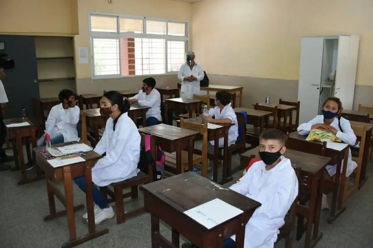 Gremios docentes salieron al cruce del ministro Luis Basterra sobre la extensión horaria en el nivel primario.