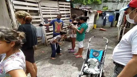 RANCHITOS DE TABLAS Y CON LETRINAS:  la pobreza azota a habitantes de los barrios de Petare